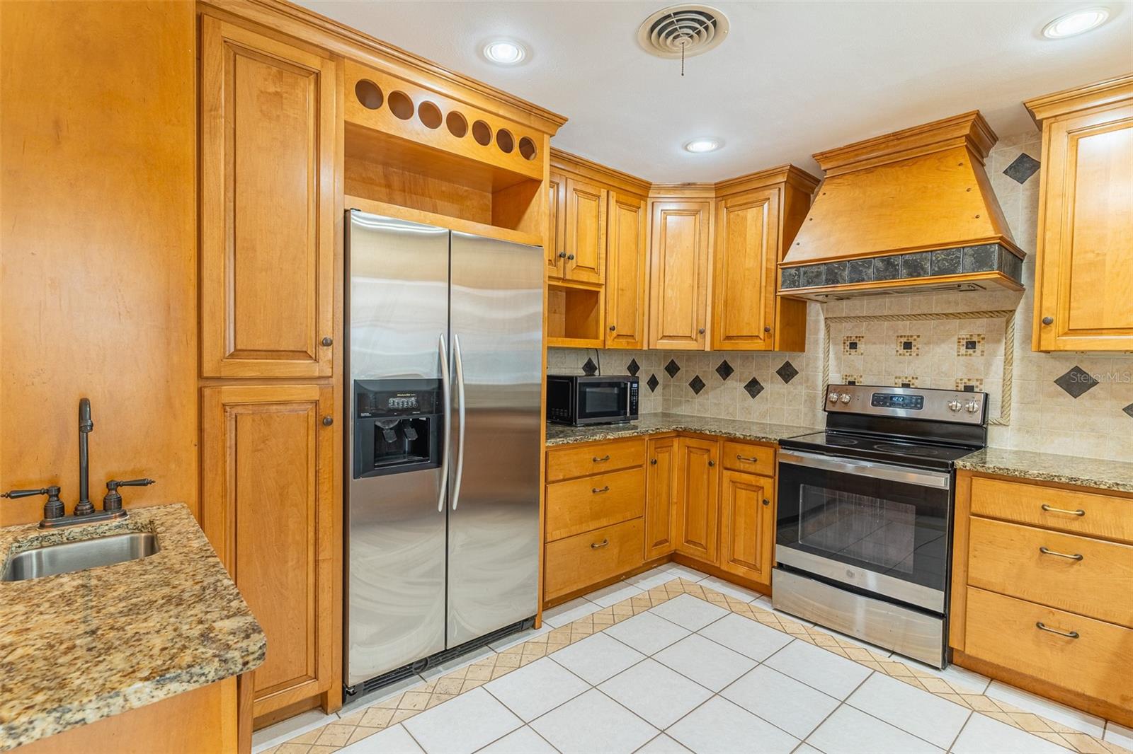 1380 S LAKE ROY DR DR