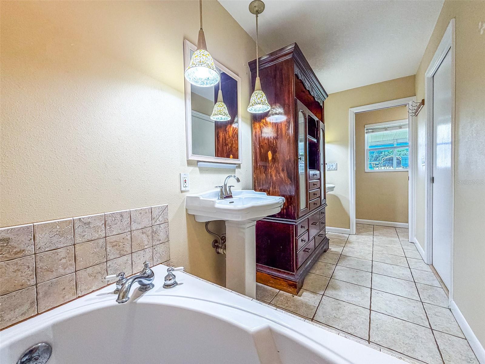 1380 S LAKE ROY DR DR