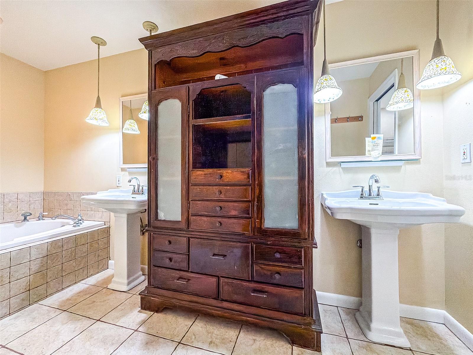 1380 S LAKE ROY DR DR