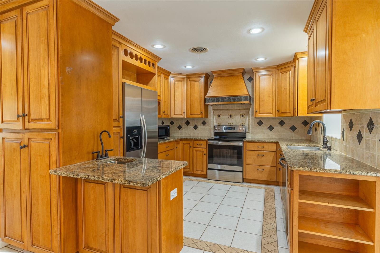 1380 S LAKE ROY DR DR