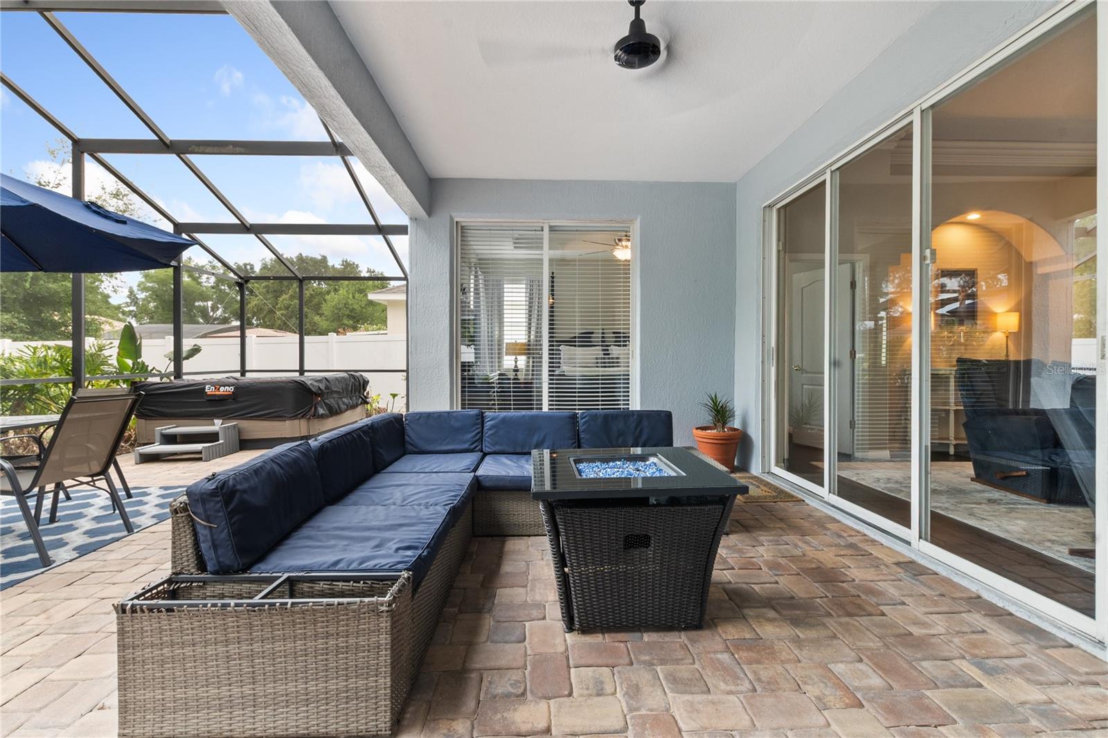 1015 ROBIN LN
