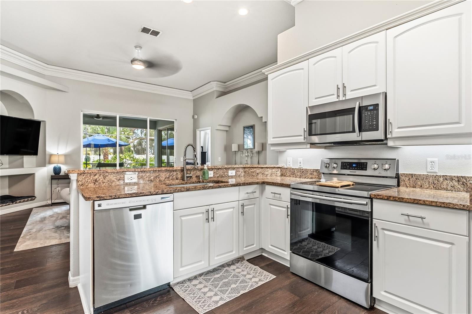 1015 ROBIN LN