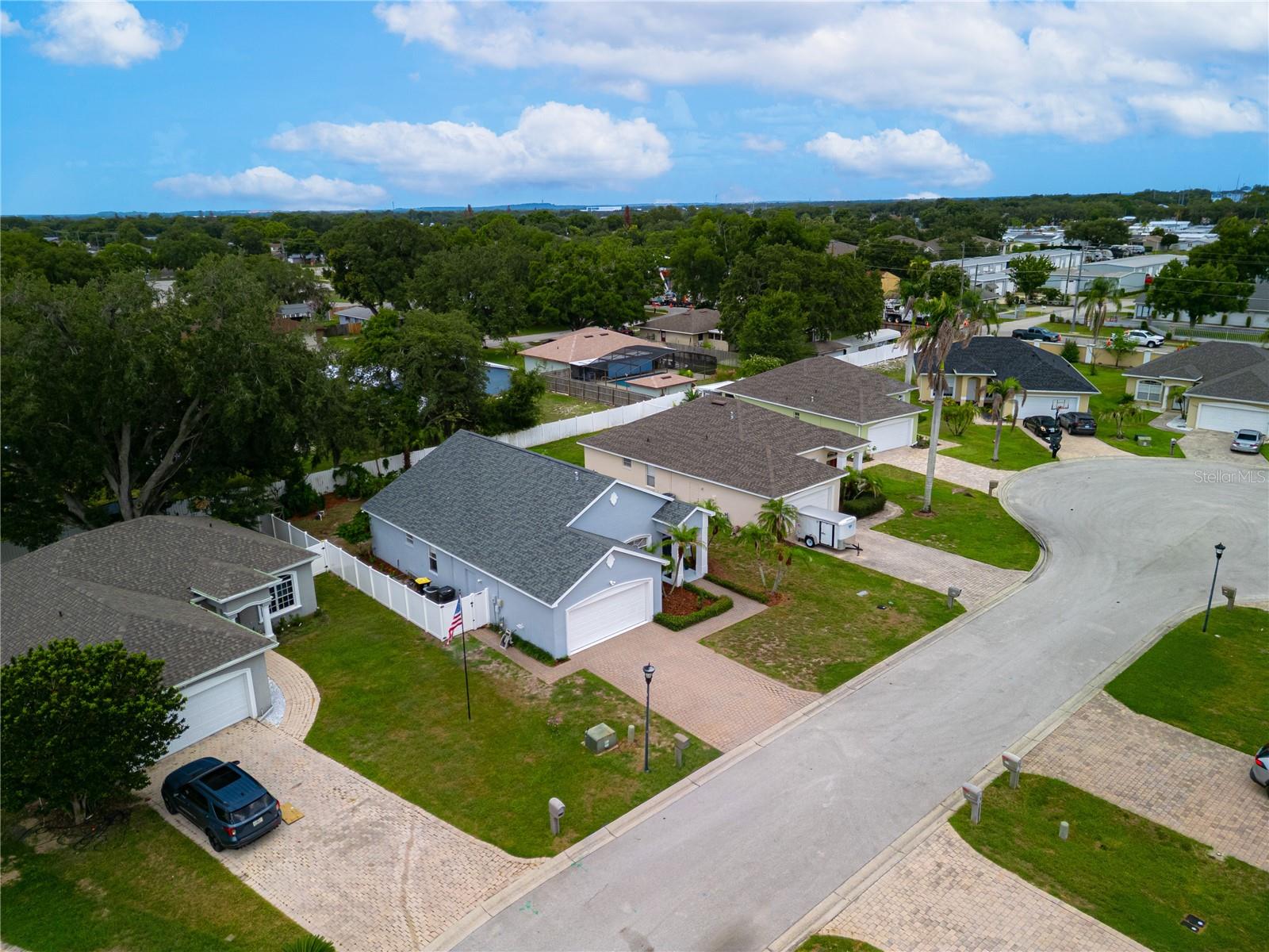 1015 ROBIN LN