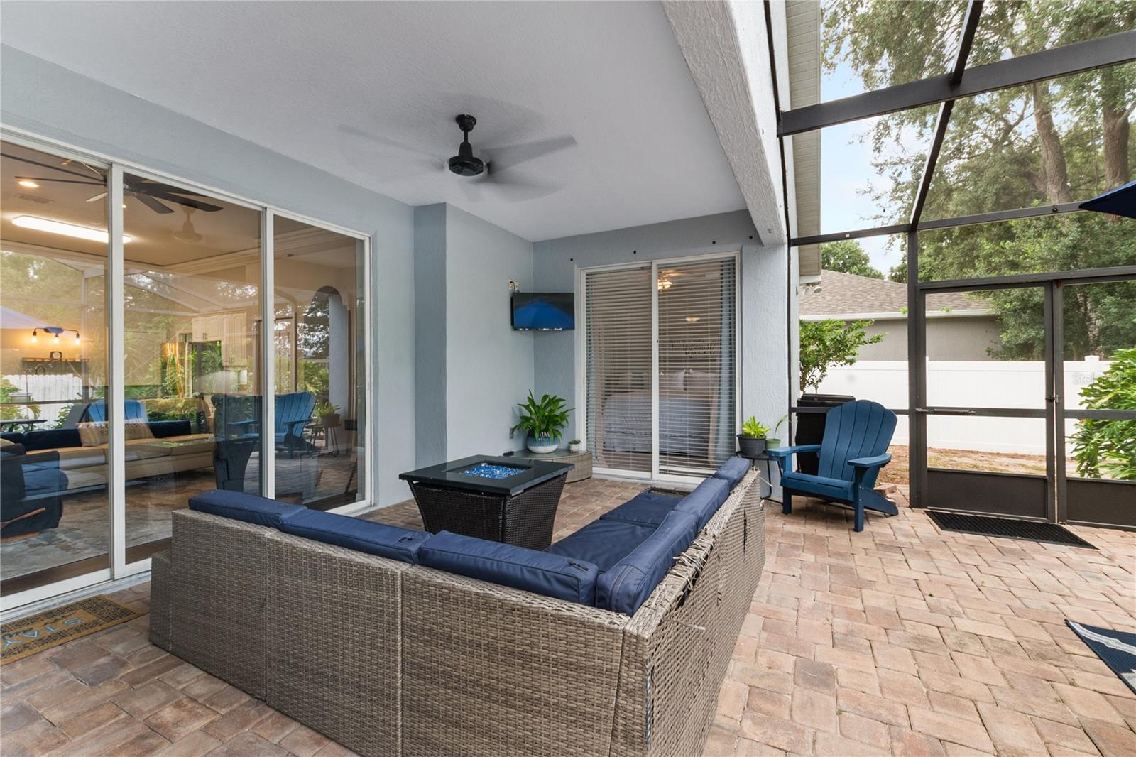 1015 ROBIN LN