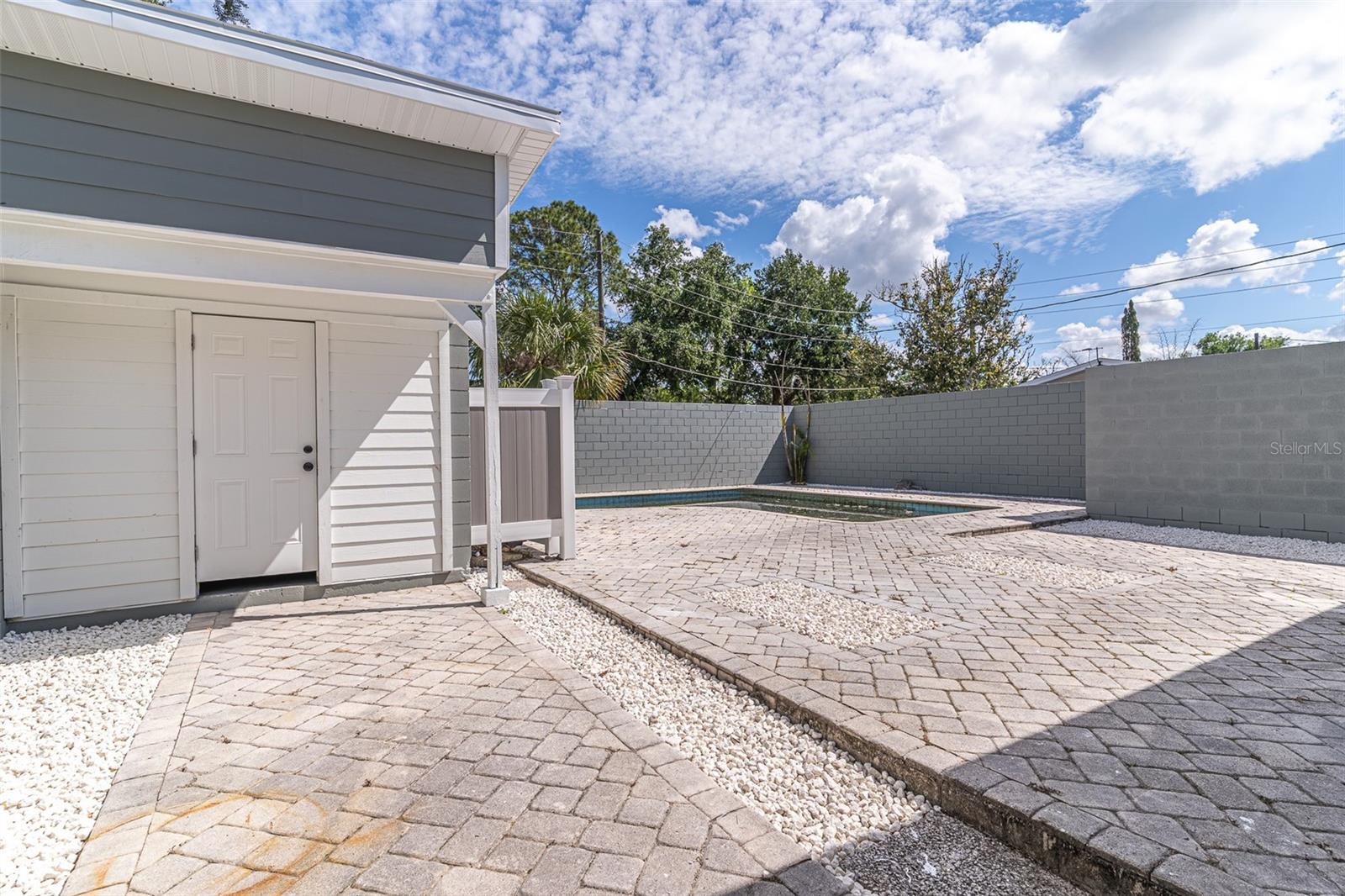 1558 DREXEL AVE NE