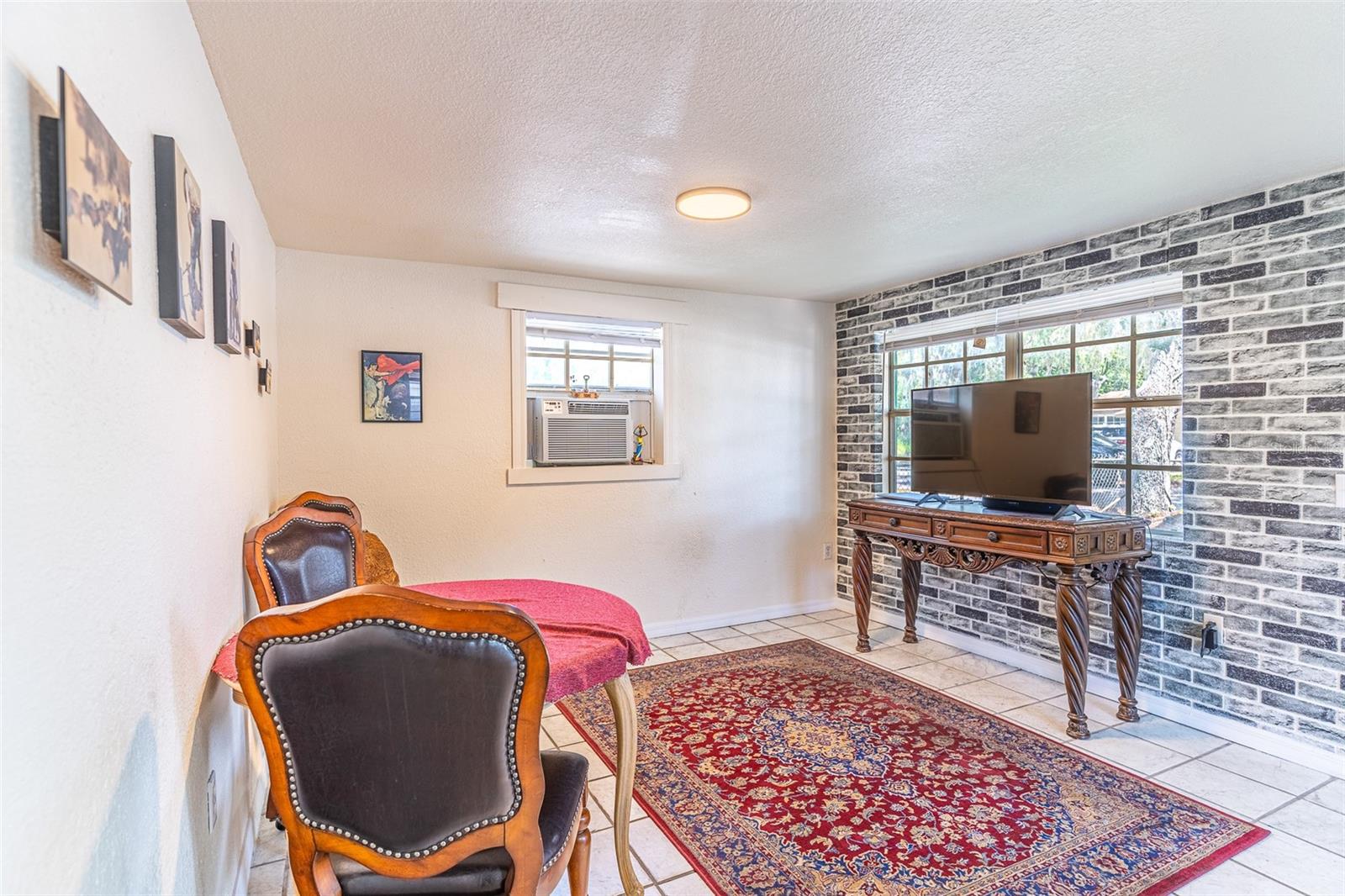 225 W NORTHSIDE DR