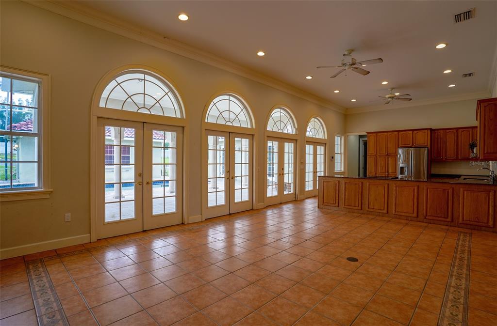 769 N LAKESHORE BLVD