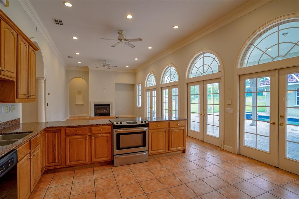 769 N LAKESHORE BLVD