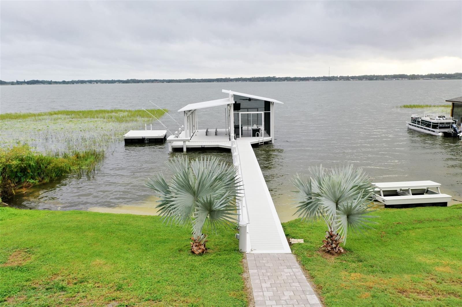 1009 N LAKE HOWARD DR