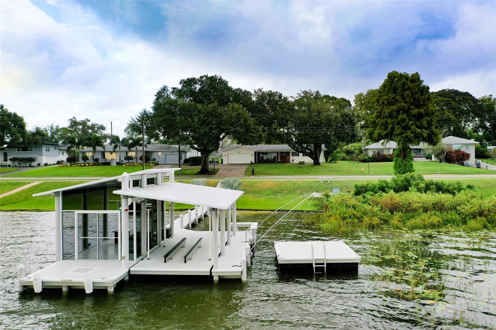 1009 N LAKE HOWARD DR