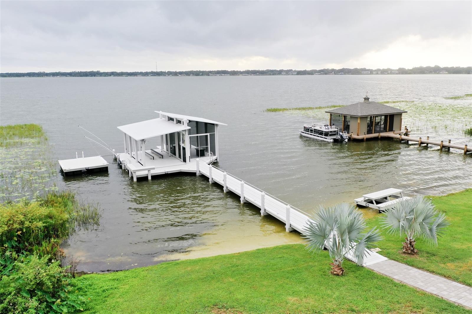 1009 N LAKE HOWARD DR