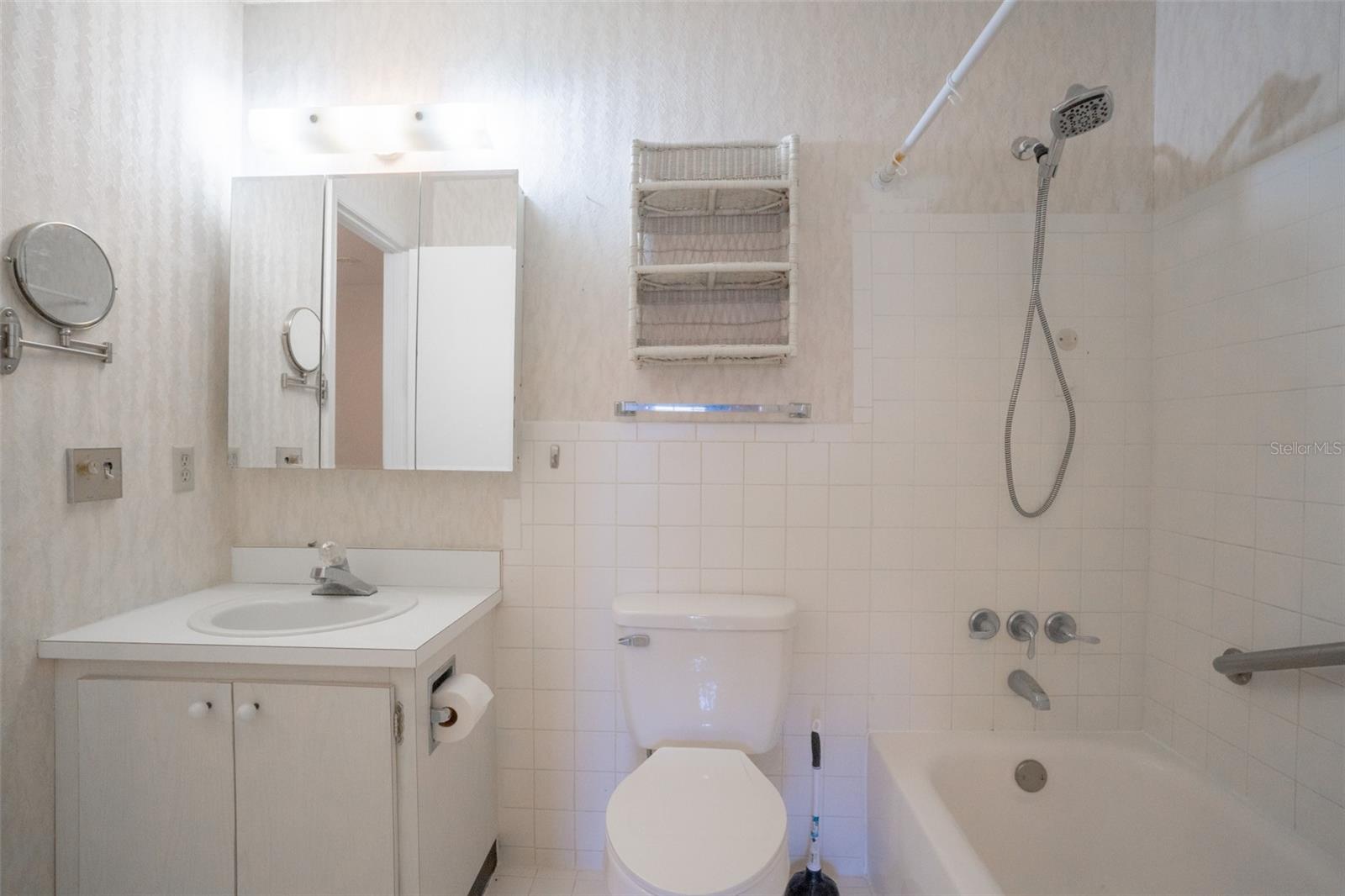 689 LAKE HOWARD DR NW #4E