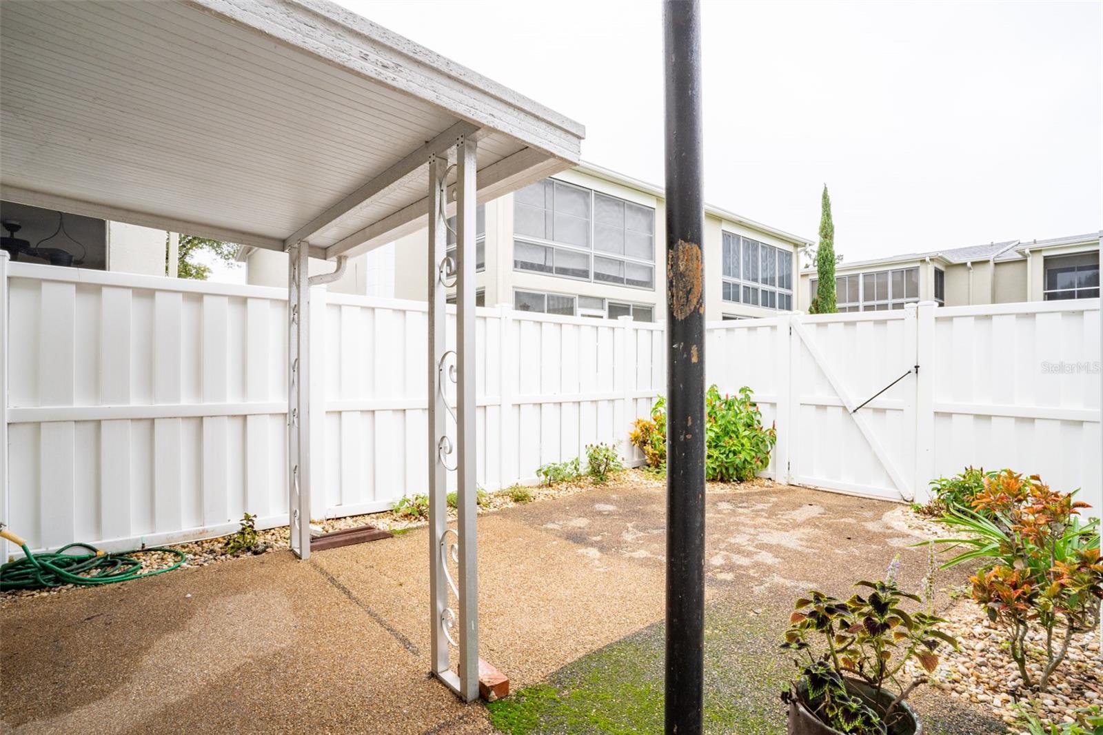 689 LAKE HOWARD DR NW #4E