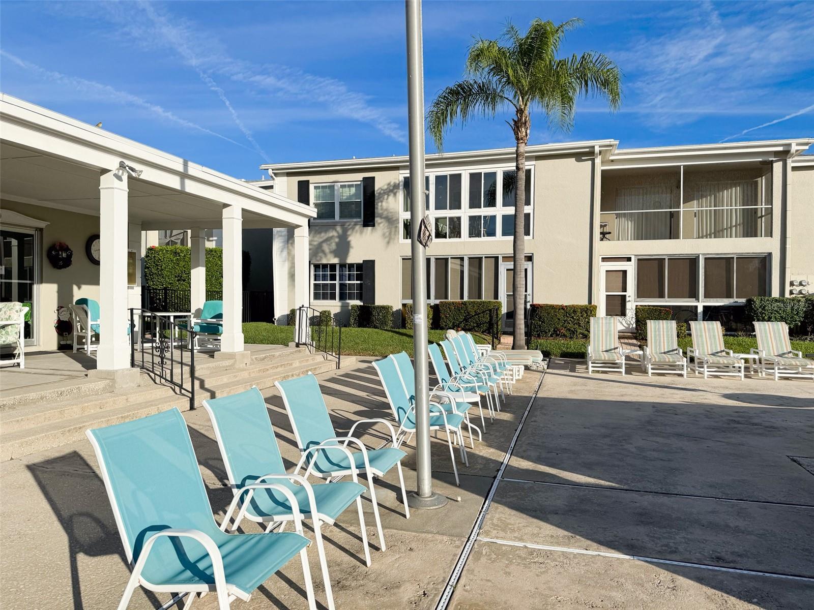 689 LAKE HOWARD DR NW #4E