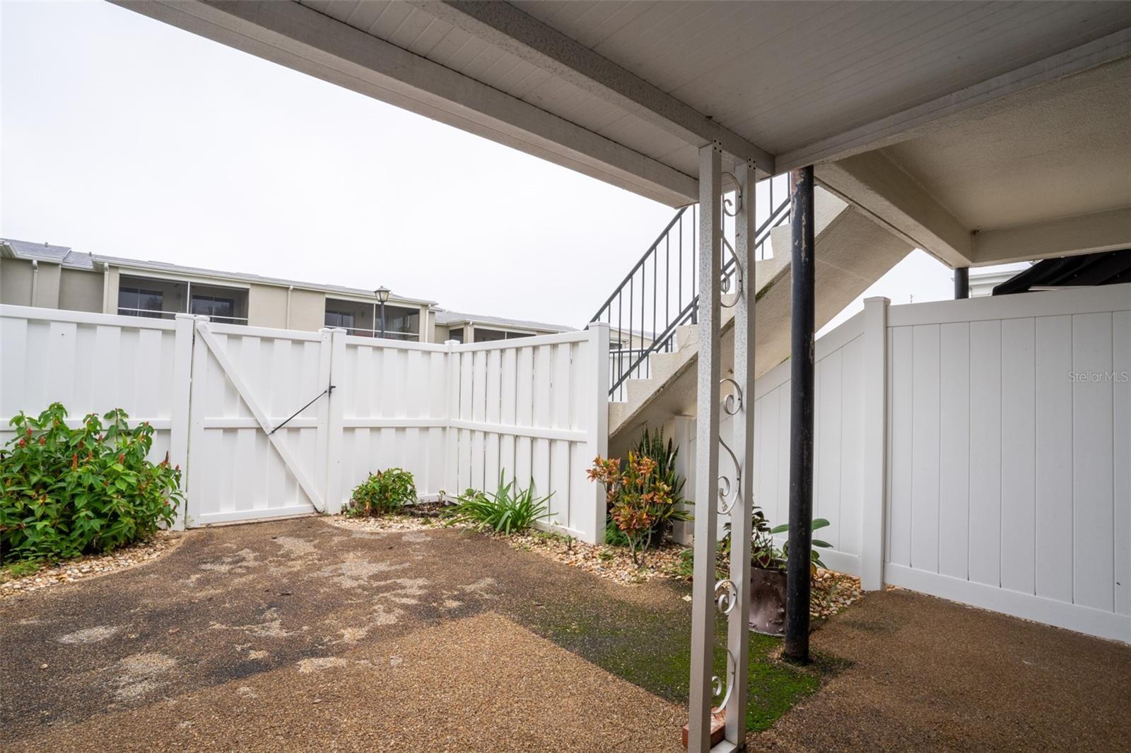 689 LAKE HOWARD DR NW #4E