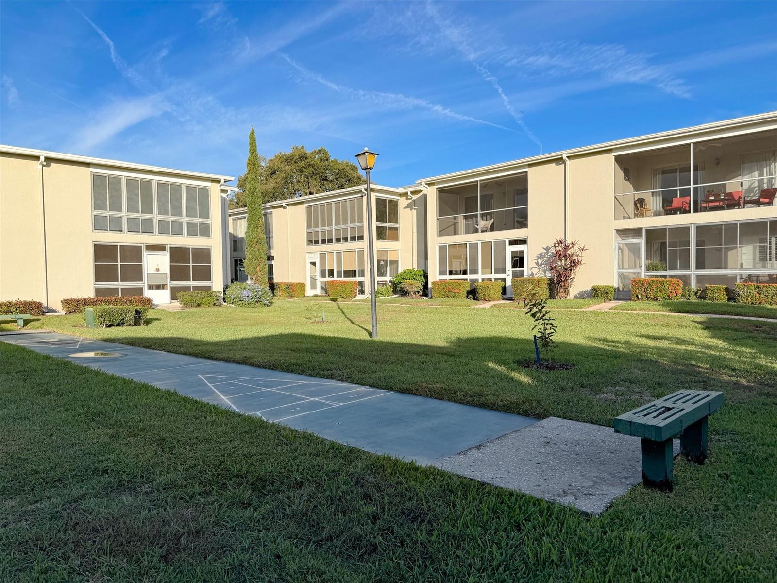 689 LAKE HOWARD DR NW #4E