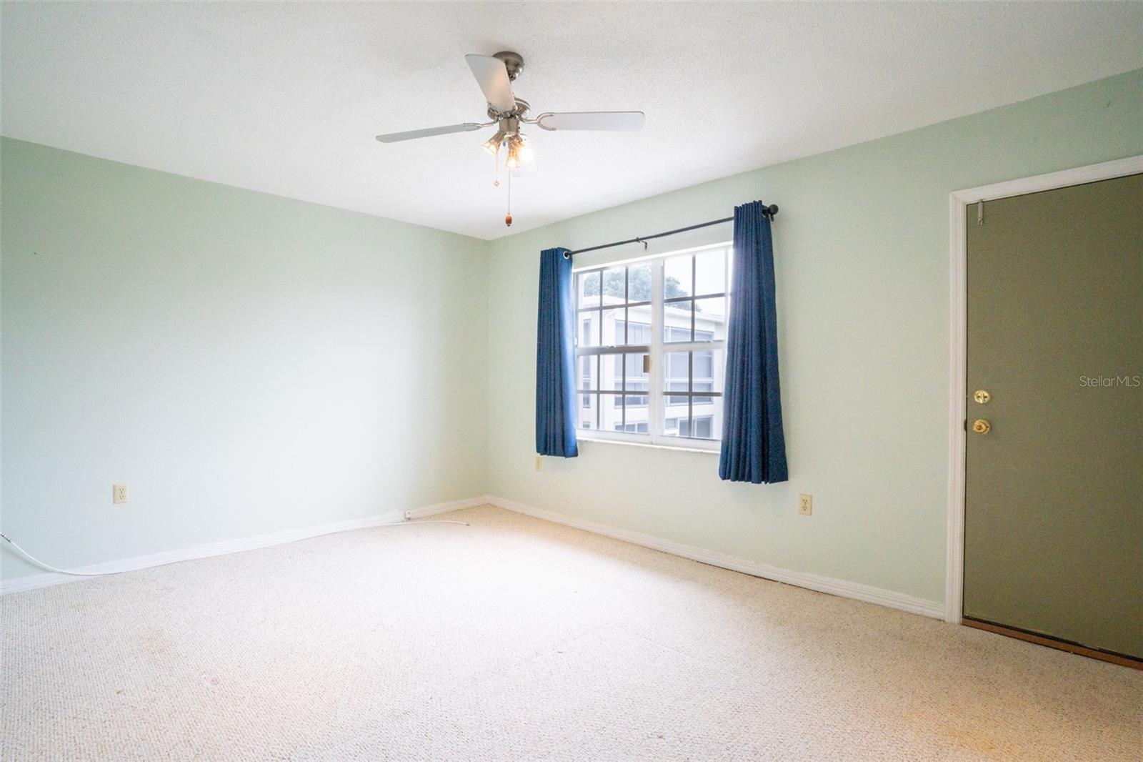 689 LAKE HOWARD DR NW #4E