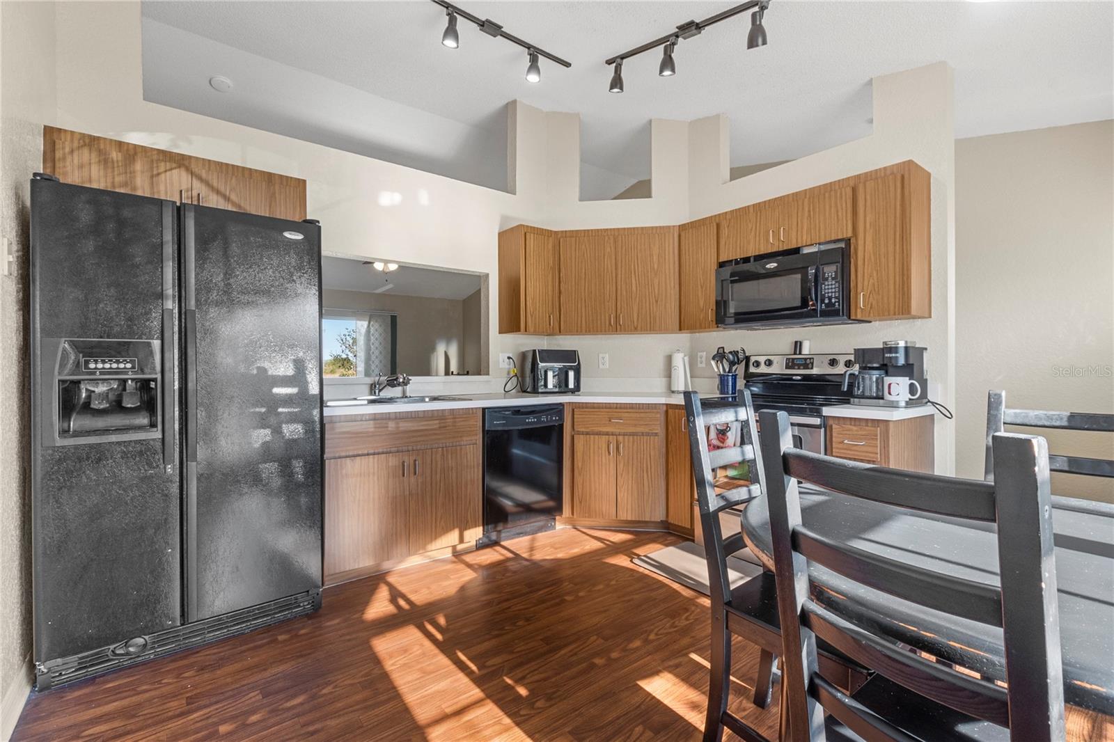 949 HIGHLAND CREST CIR