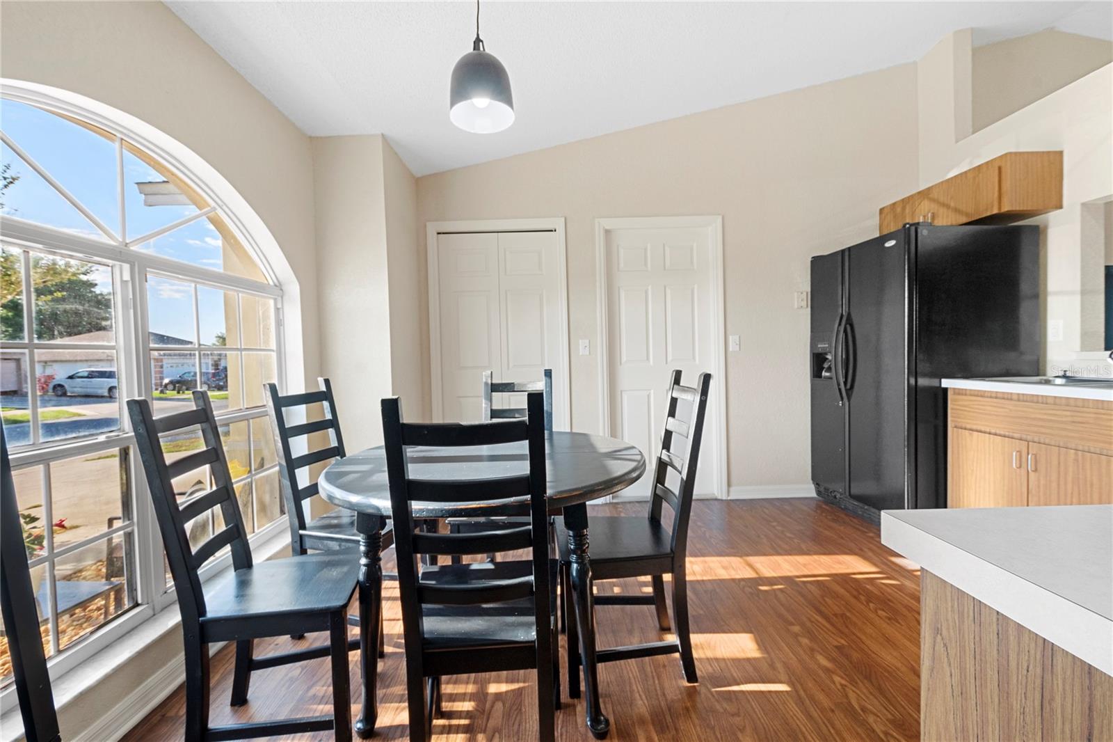 949 HIGHLAND CREST CIR