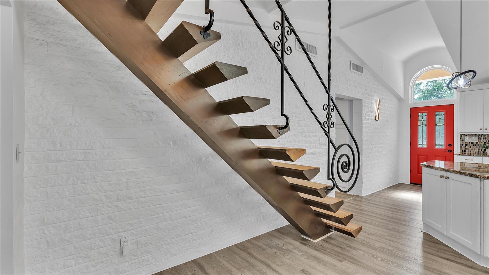 1250 W LAKE HAMILTON DR