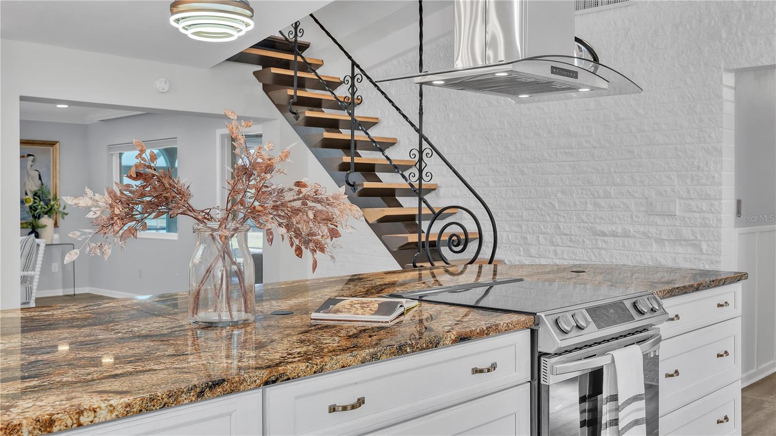 1250 W LAKE HAMILTON DR