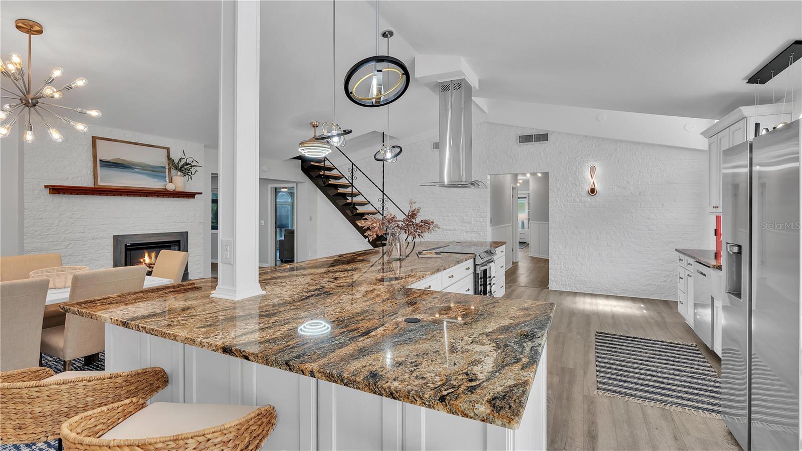 1250 W LAKE HAMILTON DR