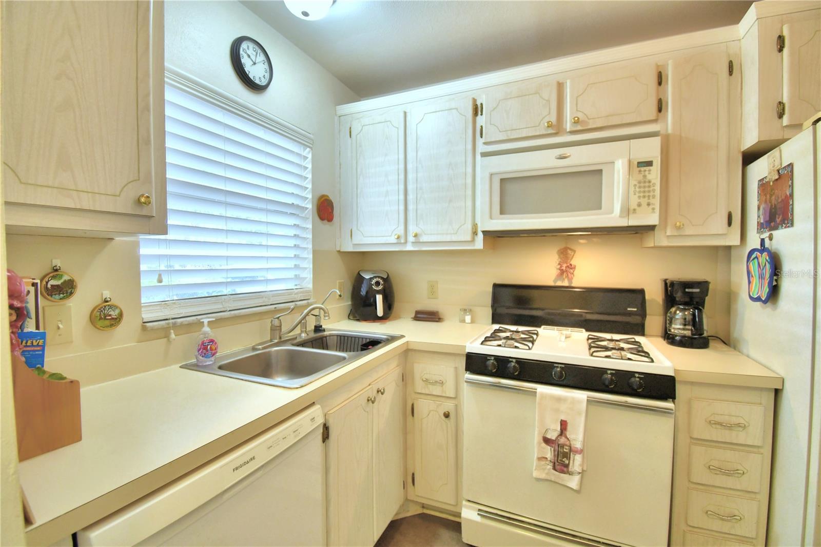 200 EL CAMINO DR #103