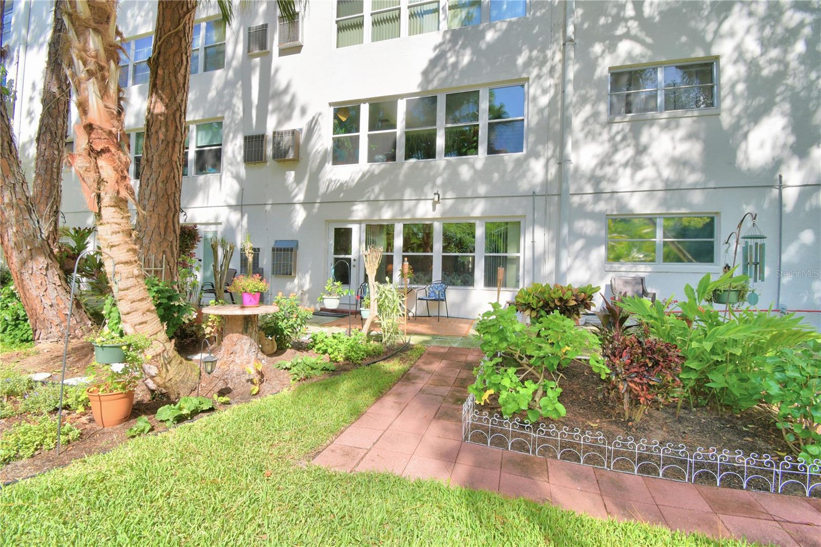 200 EL CAMINO DR #103