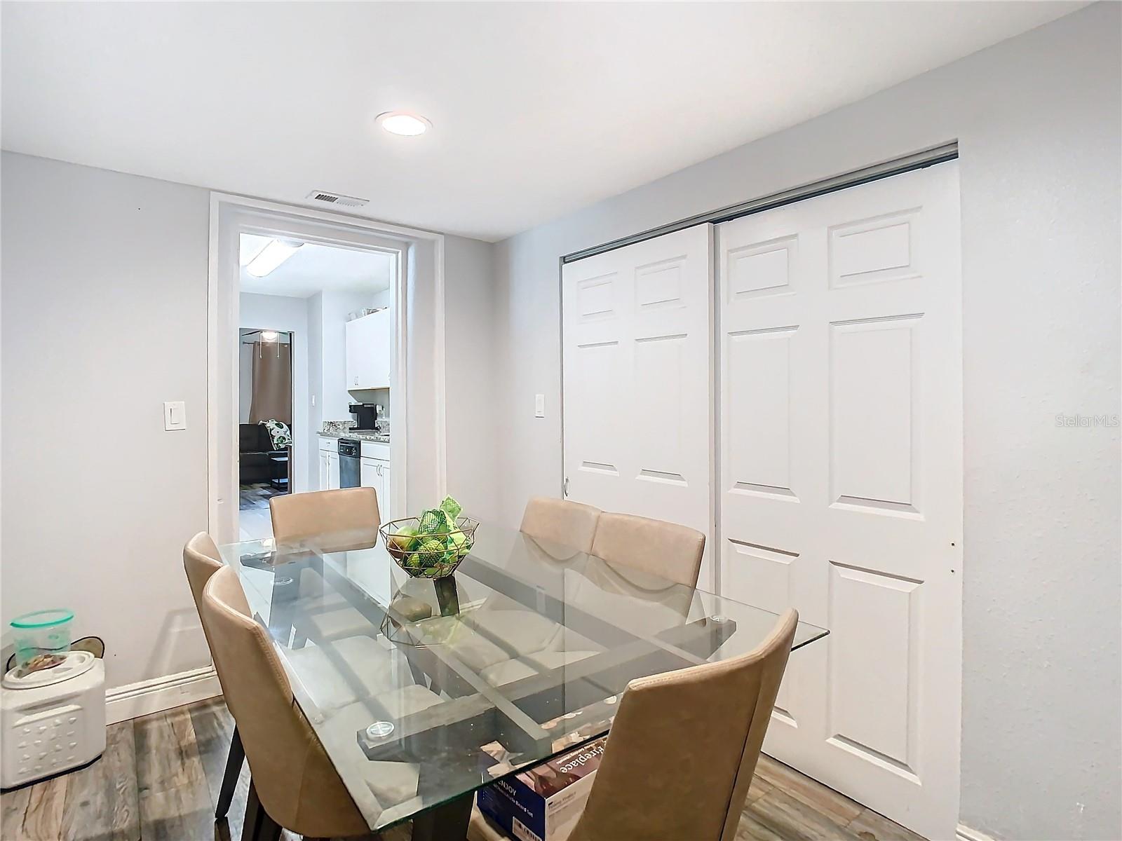 1512 E SHADOWLAWN AVE