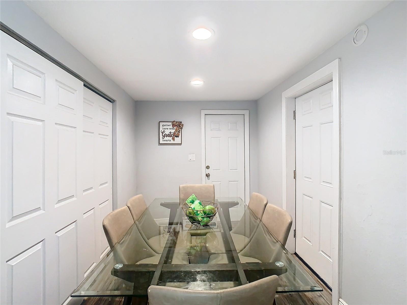 1512 E SHADOWLAWN AVE