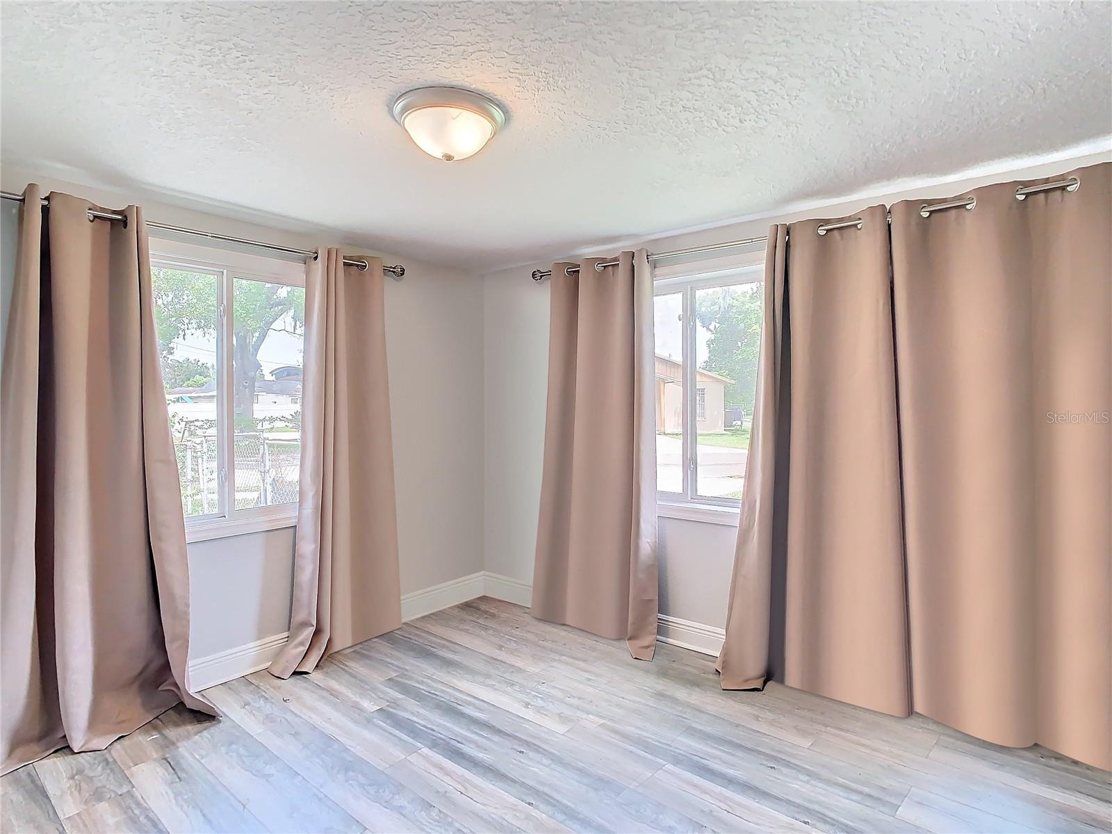 1512 E SHADOWLAWN AVE