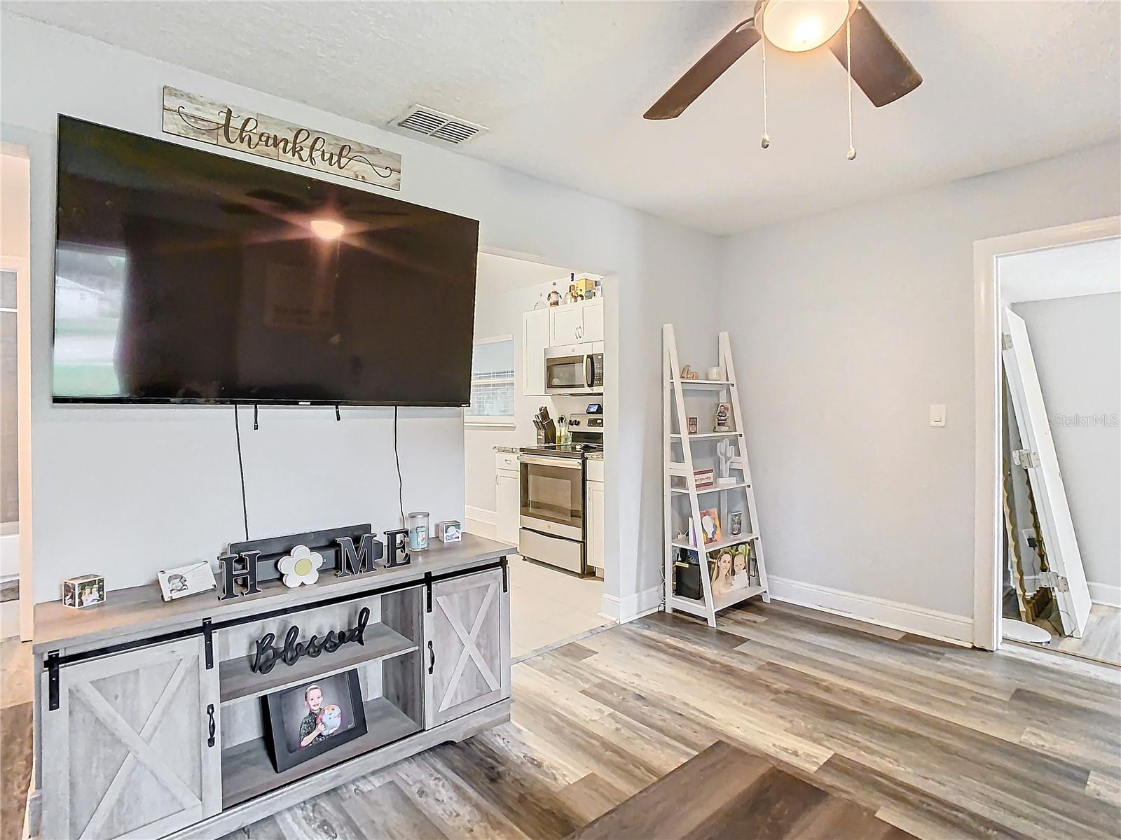 1512 E SHADOWLAWN AVE