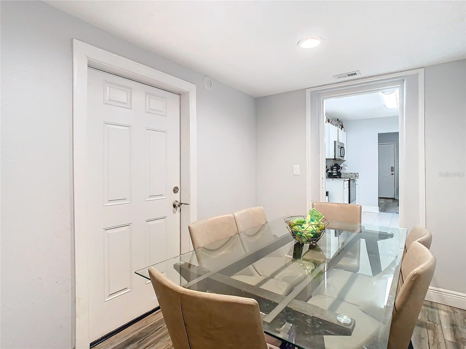 1512 E SHADOWLAWN AVE