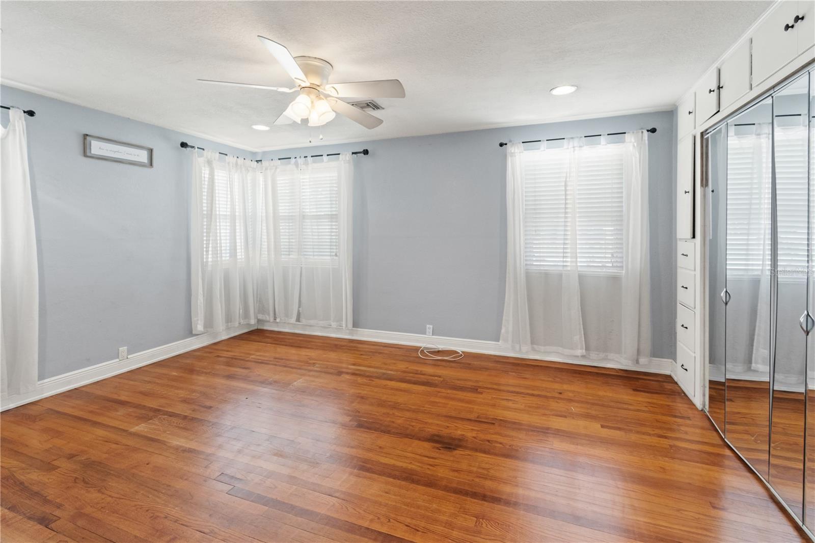 1146 W LAKE MARTHA DR NE