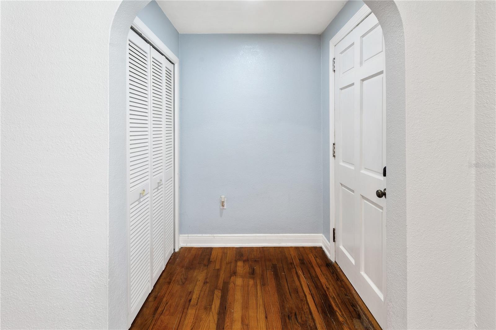 1146 W LAKE MARTHA DR NE