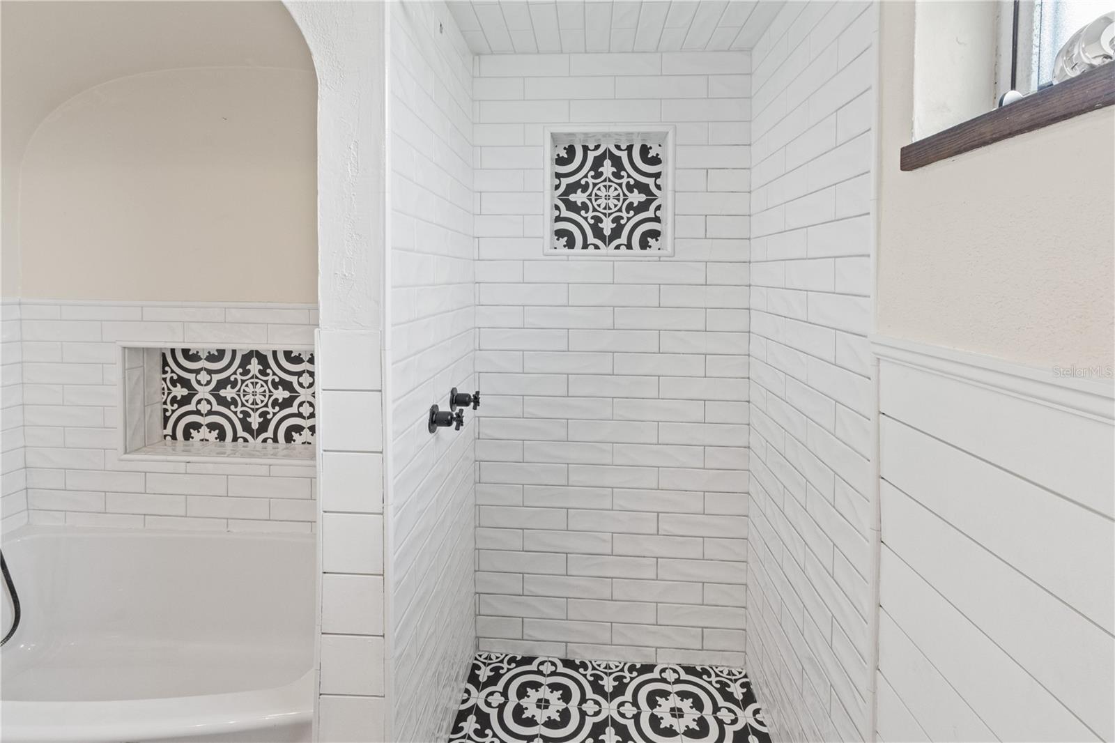 1146 W LAKE MARTHA DR NE