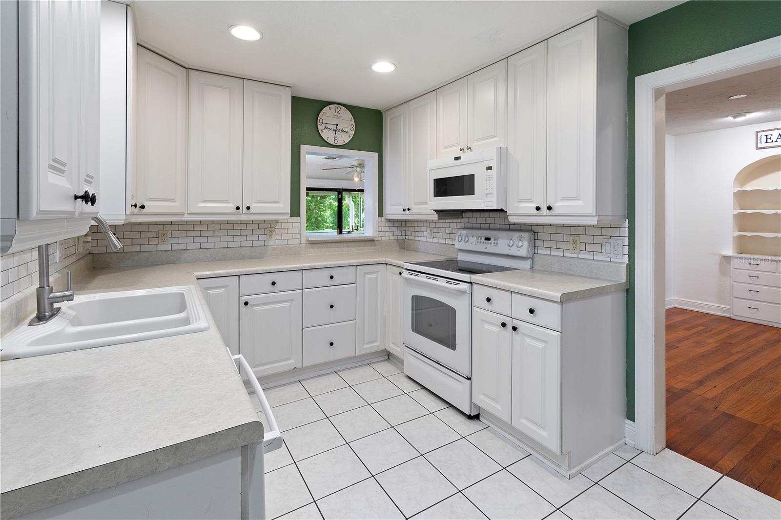 1146 W LAKE MARTHA DR NE