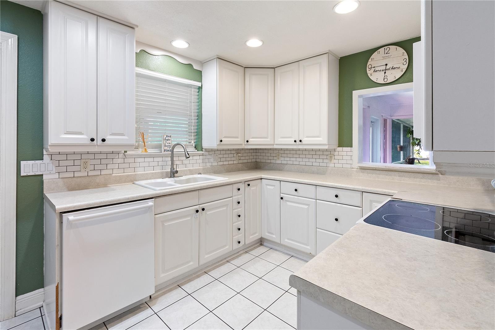 1146 W LAKE MARTHA DR NE