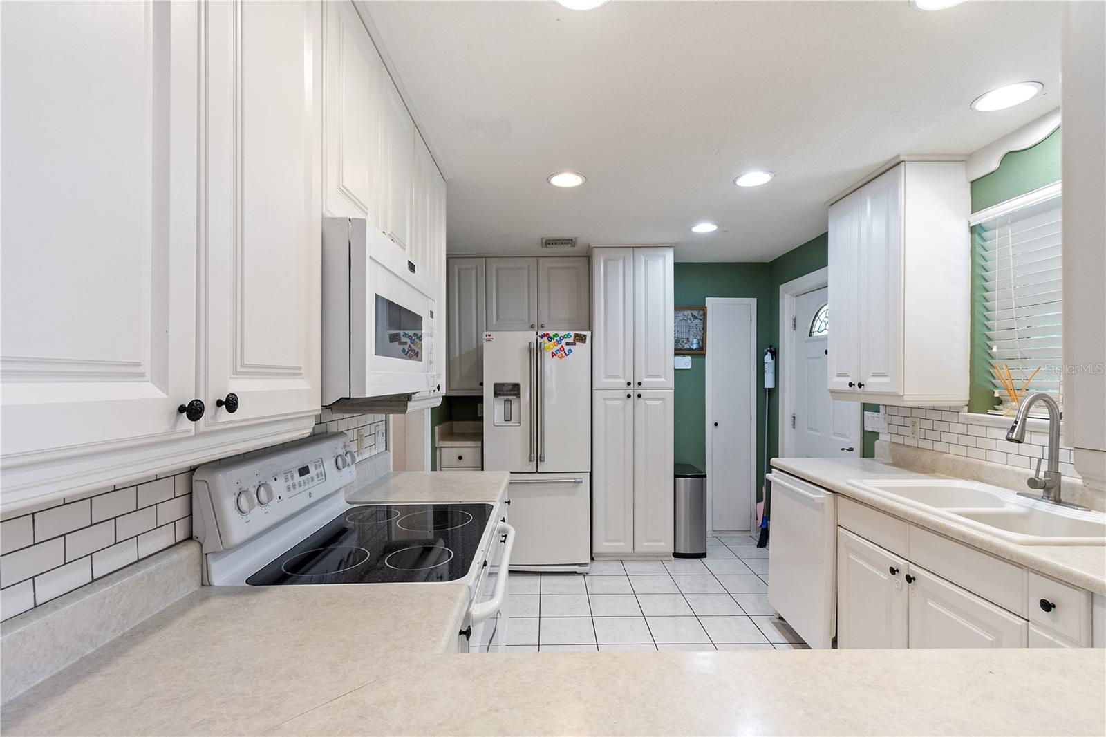 1146 W LAKE MARTHA DR NE