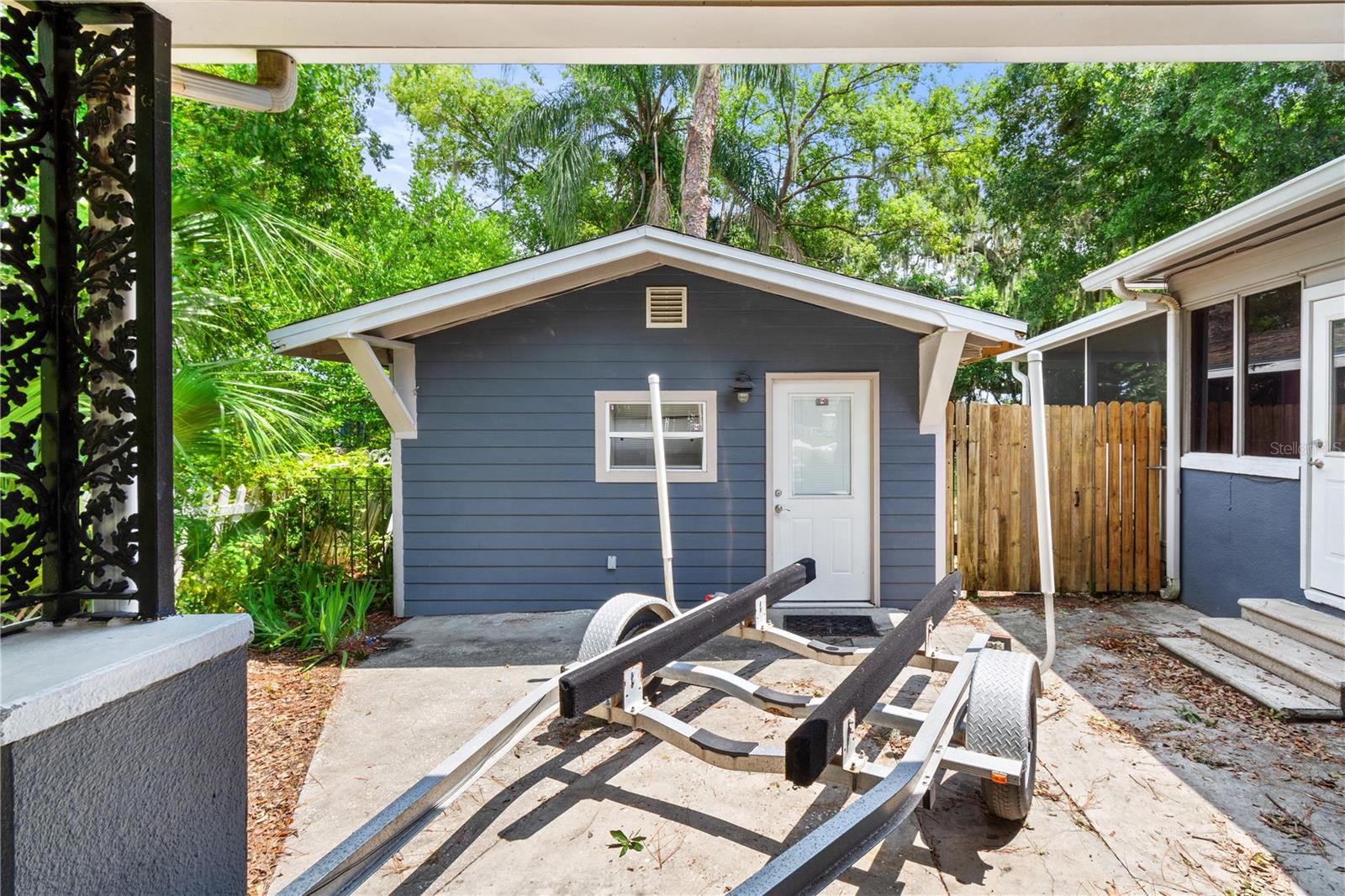 1146 W LAKE MARTHA DR NE