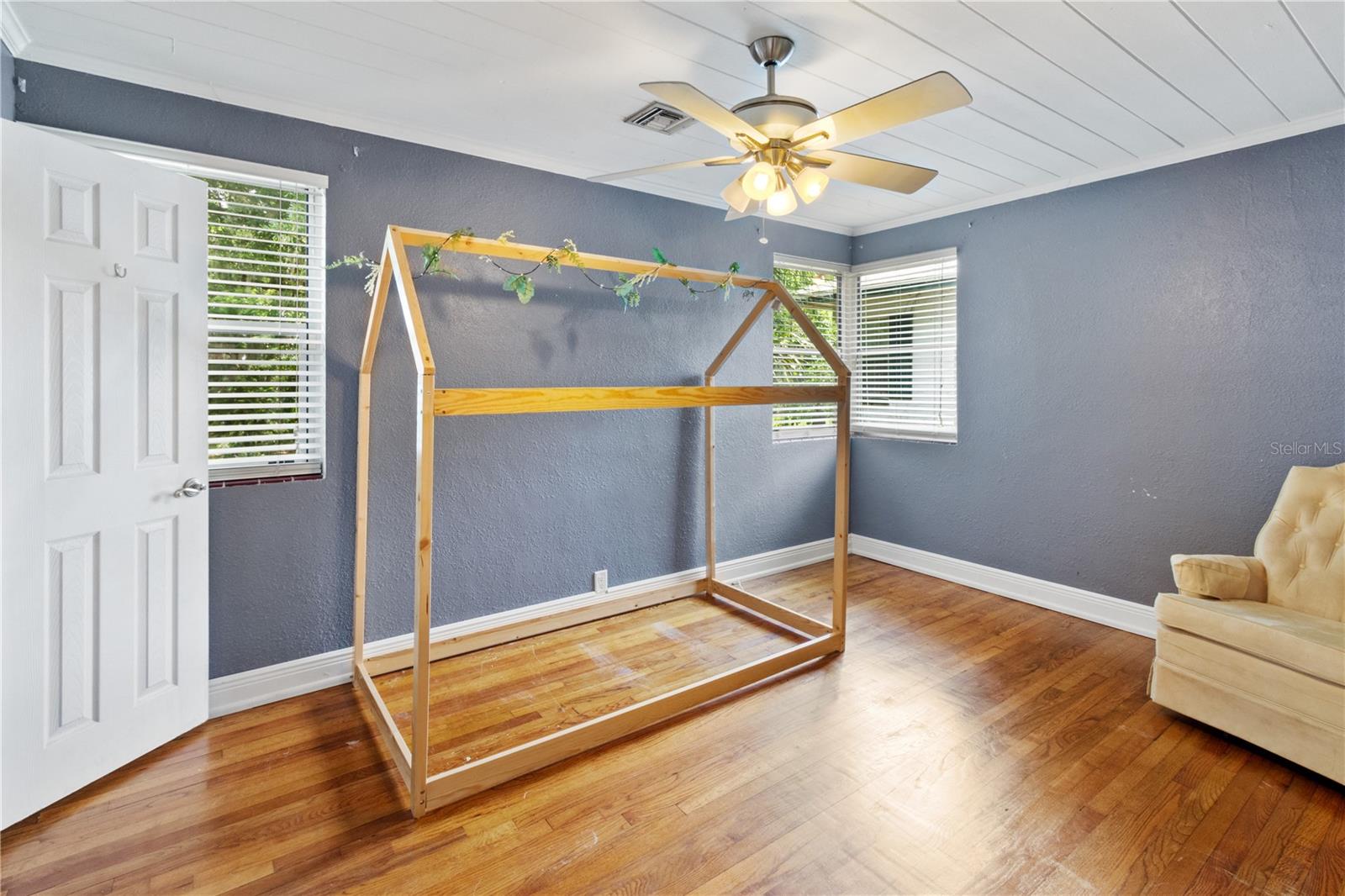 1146 W LAKE MARTHA DR NE