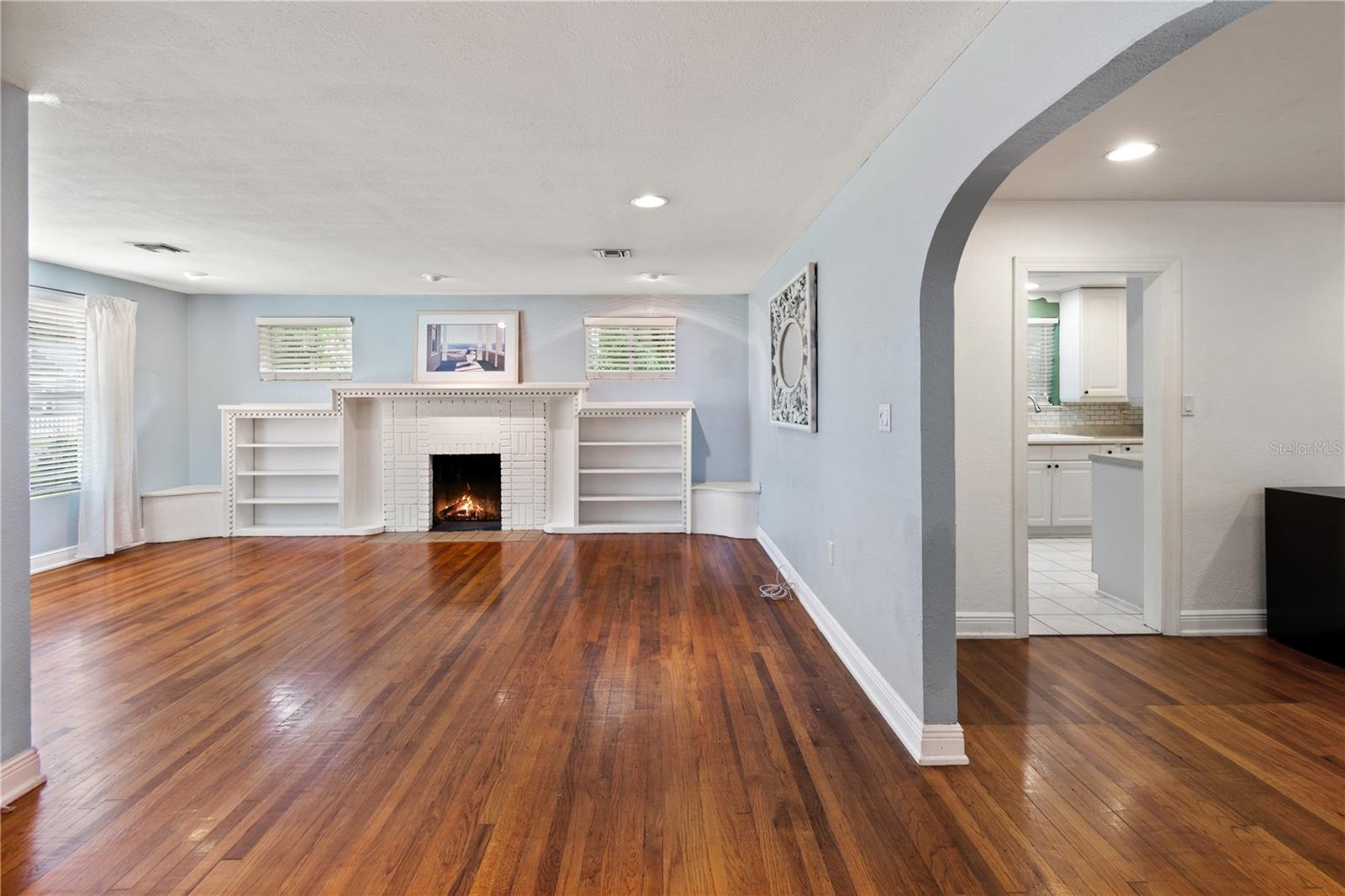 1146 W LAKE MARTHA DR NE