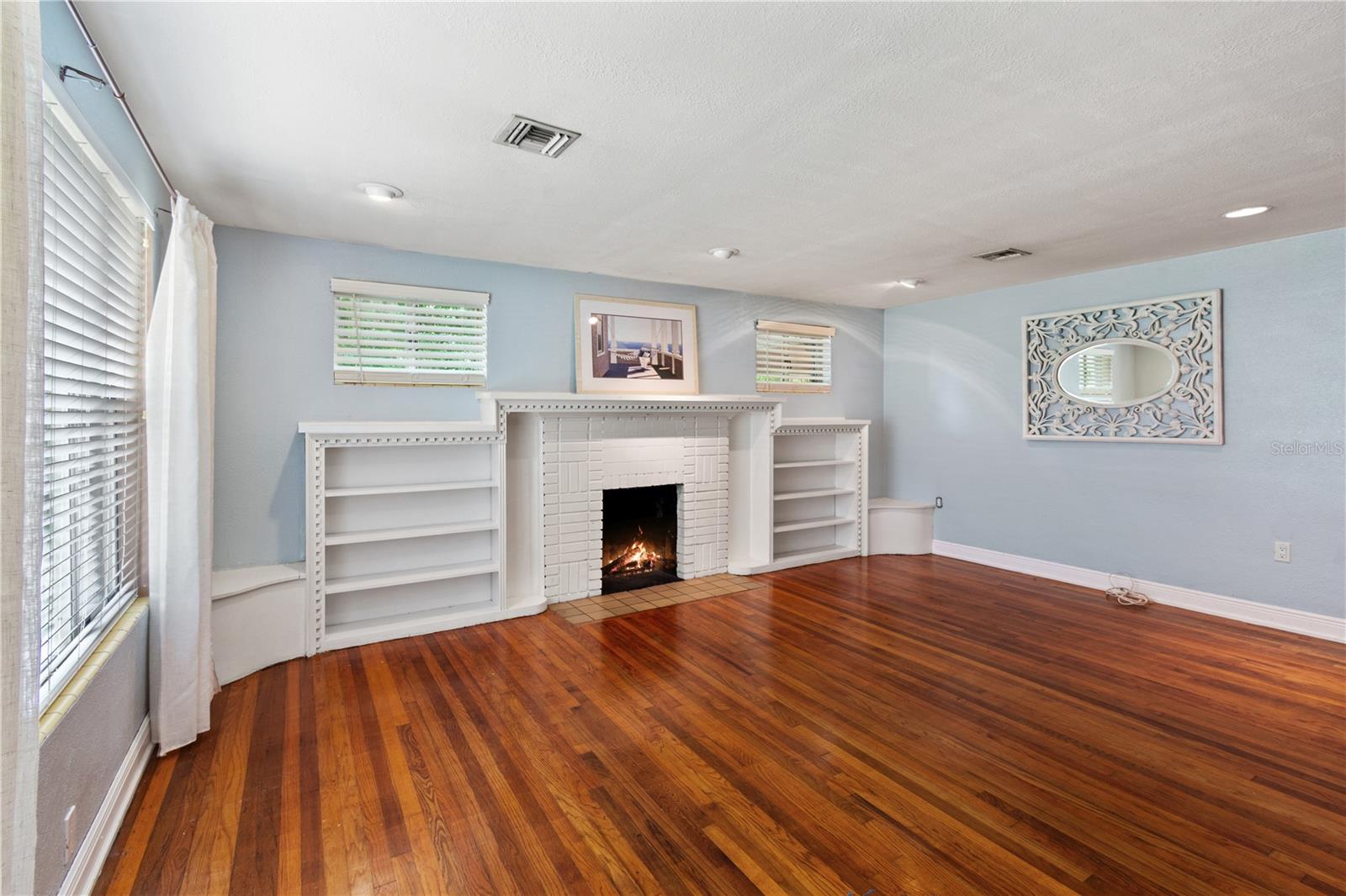 1146 W LAKE MARTHA DR NE