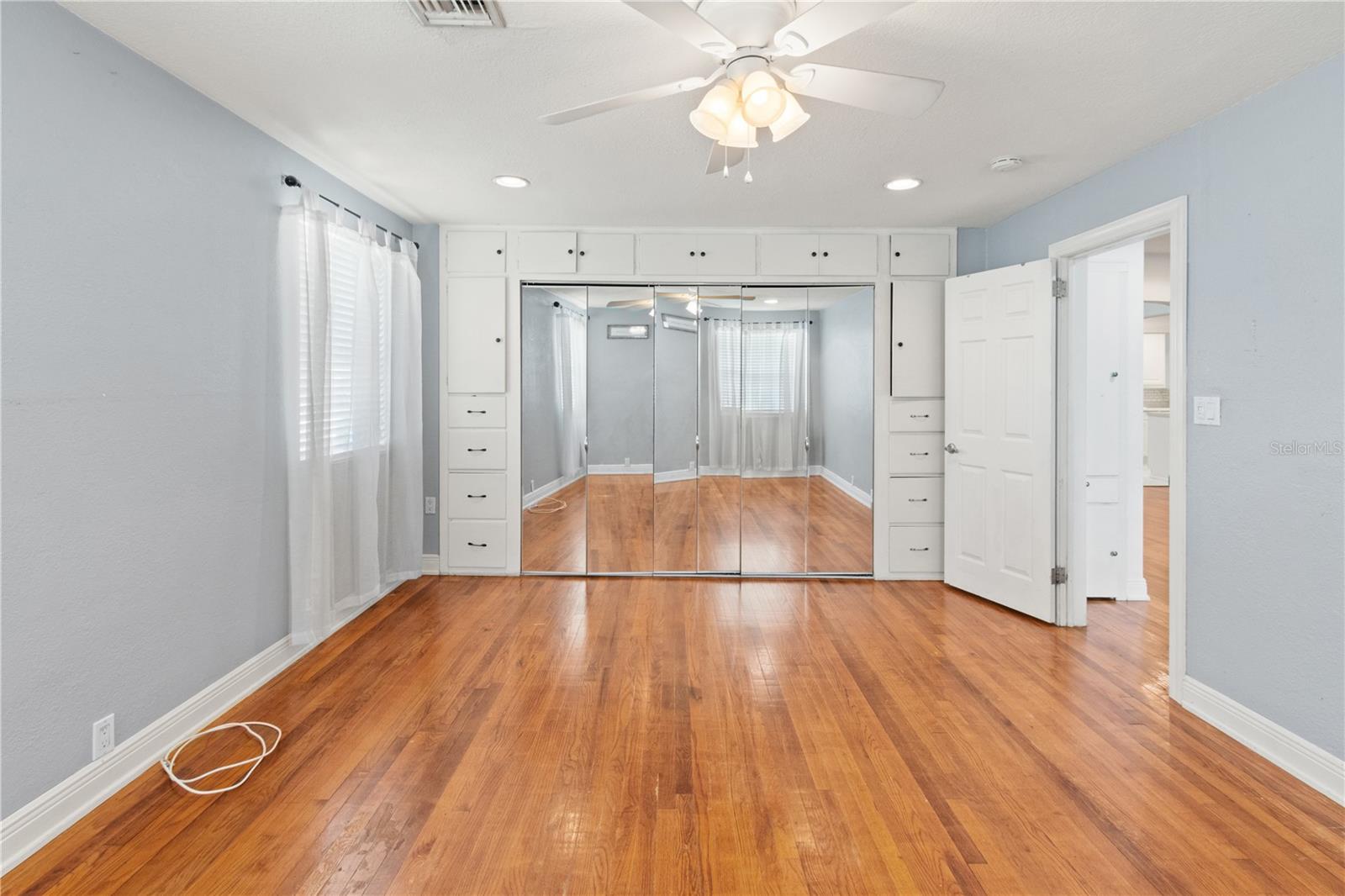 1146 W LAKE MARTHA DR NE