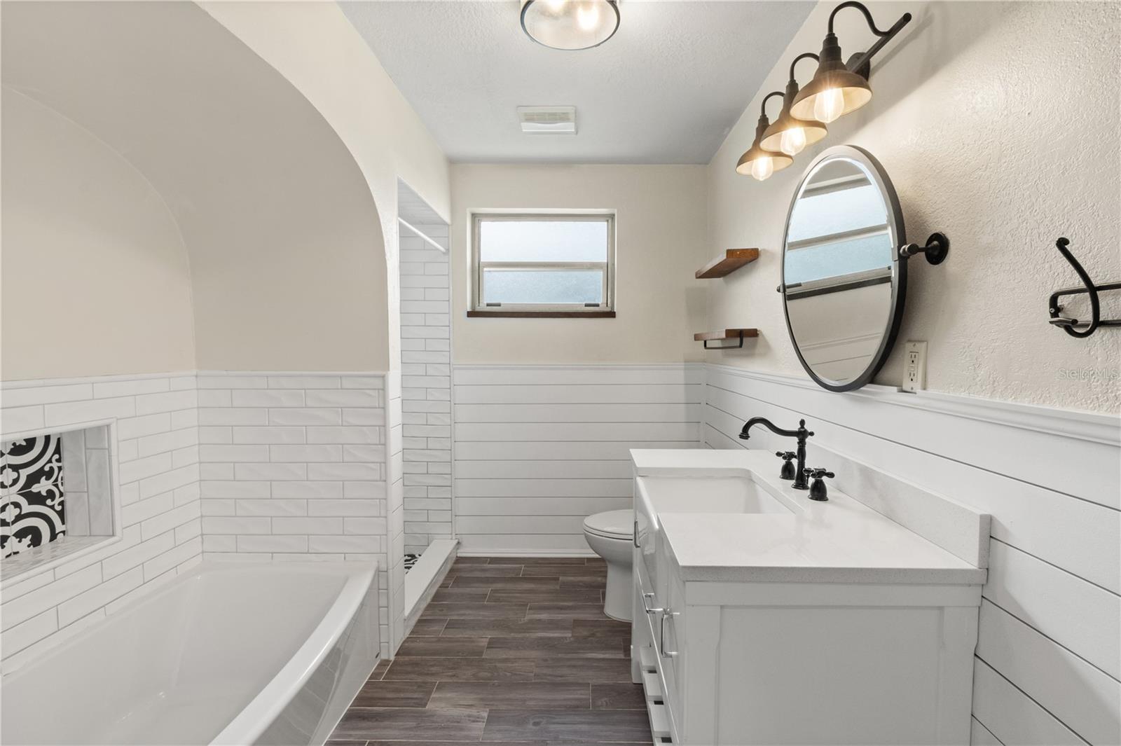 1146 W LAKE MARTHA DR NE