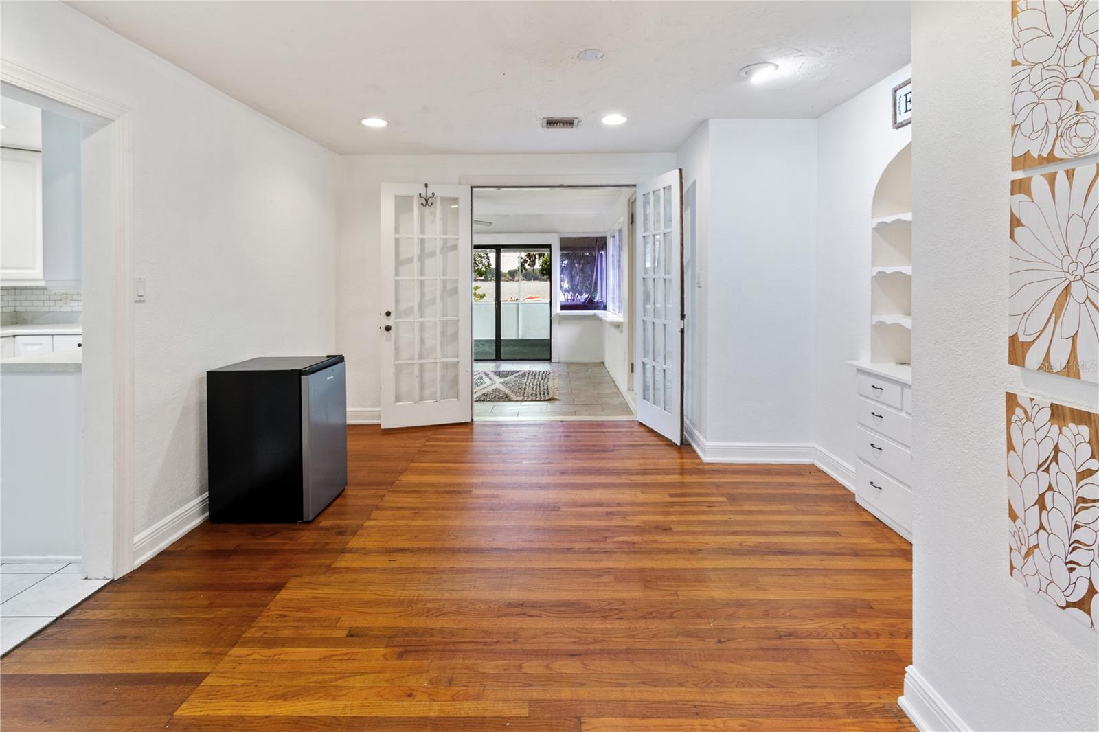 1146 W LAKE MARTHA DR NE