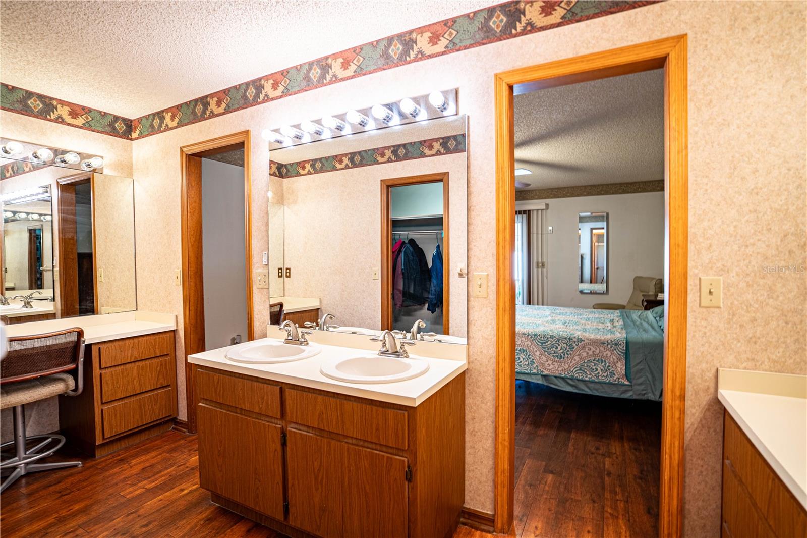 218 COLLEGE GROVE CIR NE