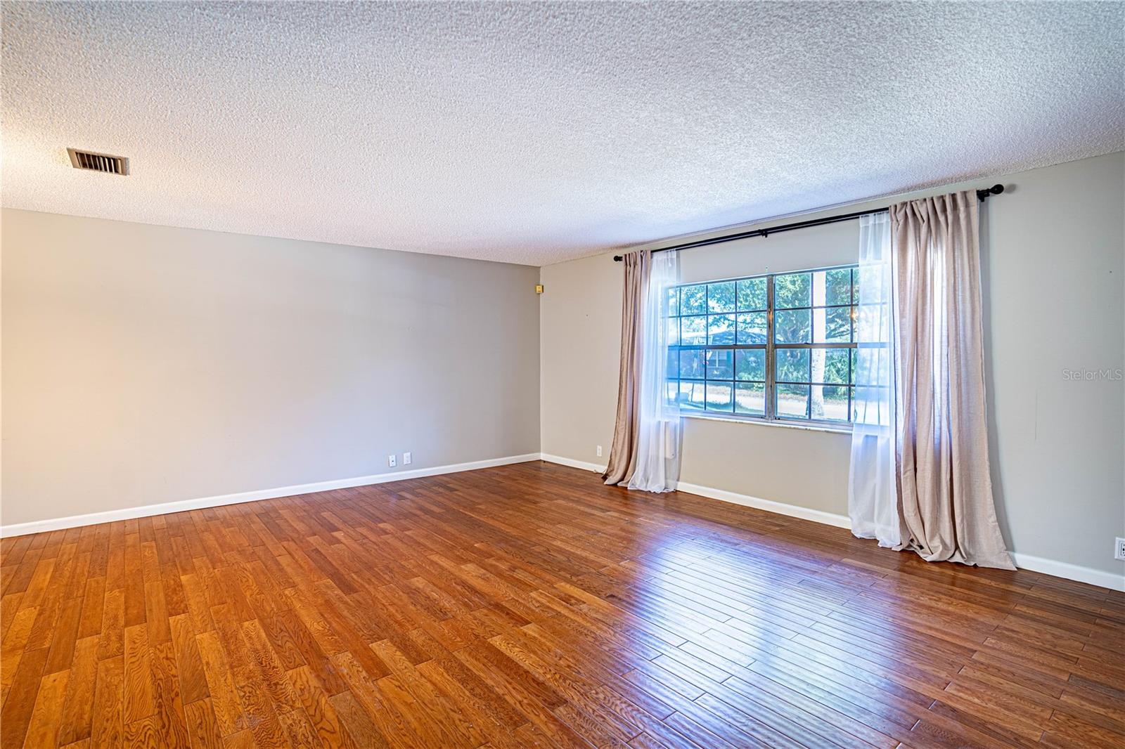 1001 MOCKINGBIRD CIR