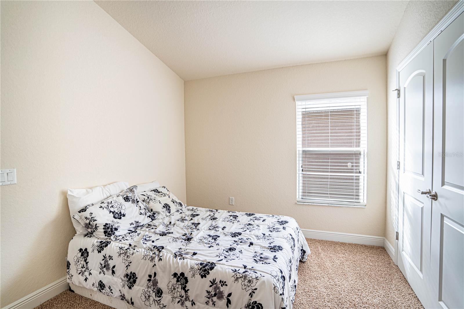 4023 ISLAND LAKES DR