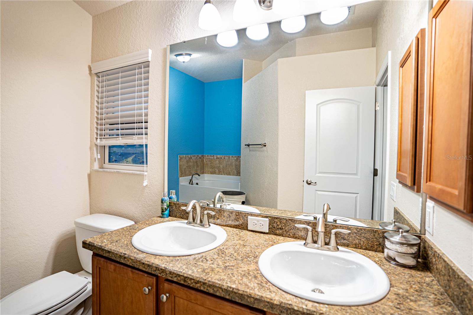 4023 ISLAND LAKES DR